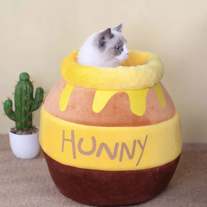 Honeycomb Winter Cat Kennel - Cozy and Warm